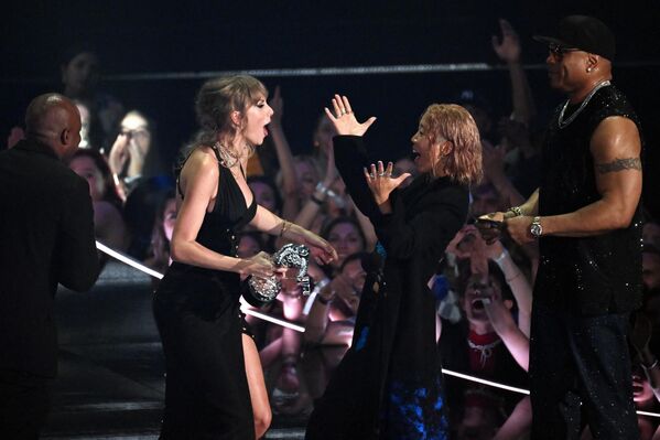 Her yıl video ve müzik dalında en iyilerin seçildiği MTV Video Müzik Ödülleri ABD'nin New Jersey eyaletinde düzenlenen törende sahiplerini bulurken, 9 dalda ödül alan Taylor Swift geceye damgasını vurdu. - Sputnik Türkiye