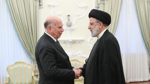 İran Cumhurbaşkanı İbrahim Reisi (sağda), başkent Tahran'da resmi temaslarda bulunan Irak Dışişleri Bakanı Fuad Hüseyin'i (solda) kabul etti.  - Sputnik Türkiye