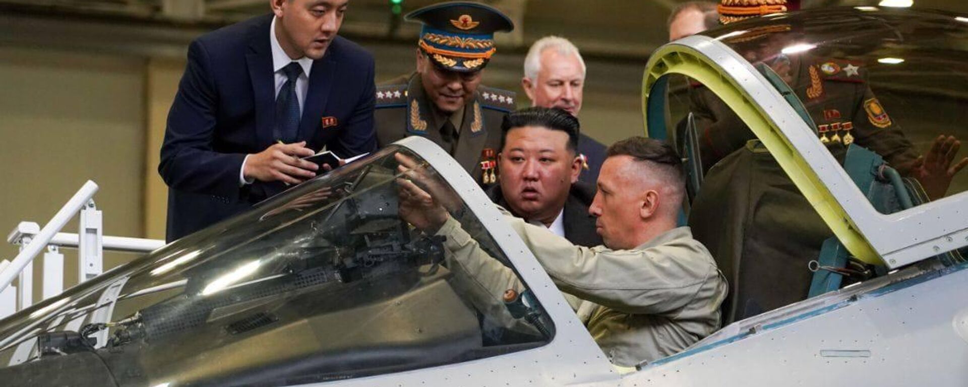 Rusya'daki temaslarını sürdüren Kuzey Kore lideri Kim Jong-un, Komsomolsk-na-Amure kentine giderek Rus savaş ve sivil uçaklarının imal edildiği fabrikalarda incelemelerde bulundu. - Sputnik Türkiye, 1920, 15.09.2023