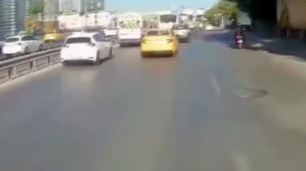 Yoldan geçen motosikletin arkasına binen trafik polisi, silahlı zanlıyı yakaladı - Sputnik Türkiye