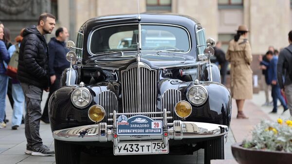 Moskova’da retro tarzı klasik otomobil tutkunlarını bir araya getiren ‘diplomatik ralli’ düzenlendi - Sputnik Türkiye