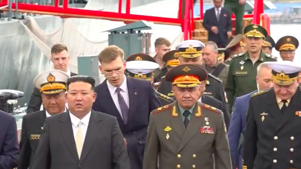 Kuzey Kore lideri Kim Yong-un, Rusya Savunma Bakanı Şoygu ile bir araya geldi - Sputnik Türkiye