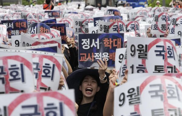 Güney Kore'de öğretmenler, kendilerini öğrenci velilerinin  baskılarından koruyacak yasal düzenlemeler yapılması talebiyle gösteri  düzenledi. - Sputnik Türkiye