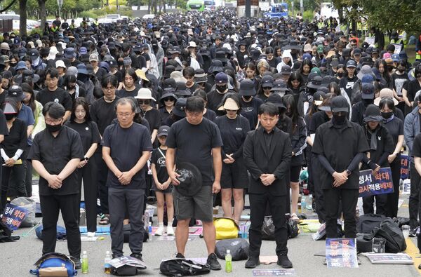 Güney Kore Meclisi'nin yakınlarındaki bir caddeyi  kapatan ve siyah kıyafetler giyen binlerce öğretmen, kendilerini öğrenci  velilerinin baskılarından koruyacak yasal düzenlemeler yapılması  talebini içeren pankartlar taşıdı, Öğretmenlere çocukların duygusal  istismarı iddialarına karşı dokunulmazlık verin sloganları attı. - Sputnik Türkiye
