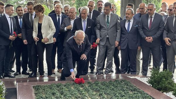 CHP Genel Başkanı Kemal Kılıçdaroğlu, 8. Cumhurbaşkanı Turgut Özal ile eski başbakanlardan Adnan Menderes'in anıt mezarlarını ziyaret etti. - Sputnik Türkiye