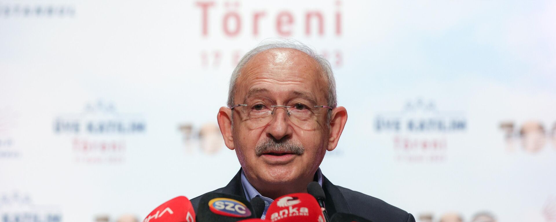 Cumhuriyet Halk Partisi Genel Başkanı Kemal Kılıçdaroğlu, İstanbul Şişli’de düzenen Üye Katılım Töreninde konuştu. CHP lideri Kılıçdaroğlu, CHP’ye katılan 322 yeni üyeye temsilen 12 üyeye rozetlerini takarak hatıra fotoğrafı çektirdi. - Sputnik Türkiye, 1920, 28.10.2023