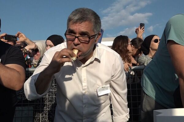 Bursa'da düzenlenen ikinci Gastronomi Festivali kapsamında gerçekleştirilen kol böreği yeme yarışması kapsamında, 14 metre uzunluğundaki kol böreğini yiyerek birinci olan Ali Kılıç, kazandığı 10 bin lira ödülün yarısını depremzedelere bağışladı.
 - Sputnik Türkiye