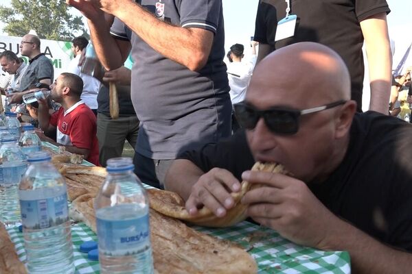 Bursa'da düzenlenen ikinci Gastronomi Festivali kapsamında gerçekleştirilen kol böreği yeme yarışması kapsamında, 14 metre uzunluğundaki kol böreğini yiyerek birinci olan Ali Kılıç, kazandığı 10 bin lira ödülün yarısını depremzedelere bağışladı.
 - Sputnik Türkiye