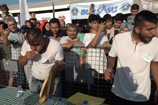 Bursa'da düzenlenen ikinci Gastronomi Festivali kapsamında gerçekleştirilen kol böreği yeme yarışması kapsamında, 14 metre uzunluğundaki kol böreğini yiyerek birinci olan Ali Kılıç, kazandığı 10 bin lira ödülün yarısını depremzedelere bağışladı.
 - Sputnik Türkiye