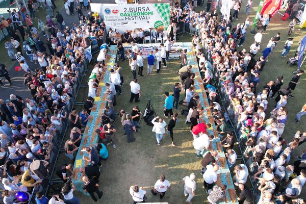 Bursa'da düzenlenen ikinci Gastronomi Festivali kapsamında gerçekleştirilen kol böreği yeme yarışması kapsamında, 14 metre uzunluğundaki kol böreğini yiyerek birinci olan Ali Kılıç, kazandığı 10 bin lira ödülün yarısını depremzedelere bağışladı.
 - Sputnik Türkiye