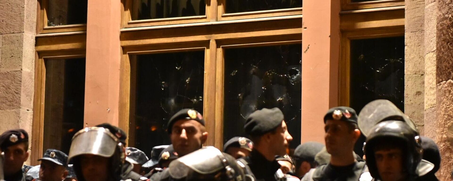 Dağlık Karabağ'daki durumun tırmanmasıyla bağlantılı protestolar sırasında polis memurları Erivan Cumhuriyet Meydanı'nda. - Sputnik Türkiye, 1920, 19.09.2023