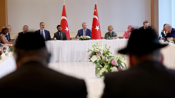 Cumhurbaşkanı Recep Tayyip Erdoğan, New York'taki Türkevi'nde Amerikan Yahudi Toplumu Çatı Kuruluşları temsilcileri ile bir araya geldi. - Sputnik Türkiye