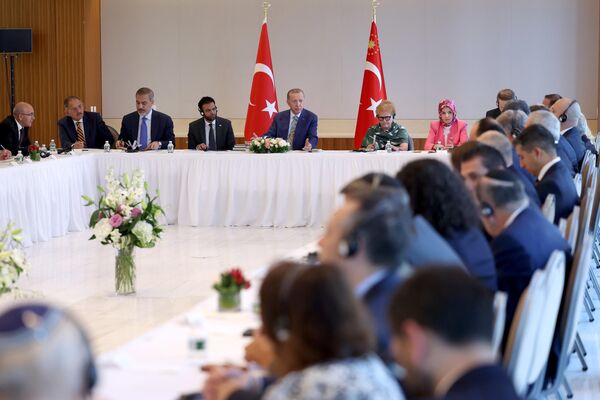 Cumhurbaşkanı Recep Tayyip Erdoğan, New York'taki Türkevi'nde Amerikan Yahudi Toplumu Çatı Kuruluşları temsilcileri ile bir araya geldi. - Sputnik Türkiye