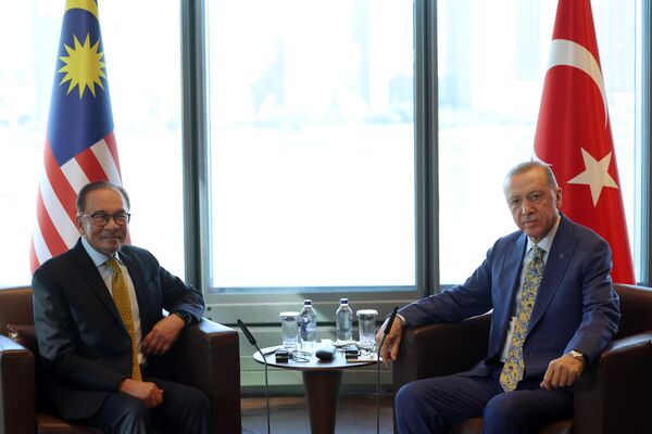 Cumhurbaşkanı Recep Tayyip Erdoğan, New York'ta Türkevi'nde Malezya Başbakanı Enver İbrahim'i kabul etti. - Sputnik Türkiye