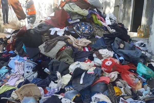 Samsun'un Bafra ilçesinde 2019 yerel seçimlerinde belediye başkanlığına aday olan kadının evinden 15 kamyon çöp çıktı. - Sputnik Türkiye