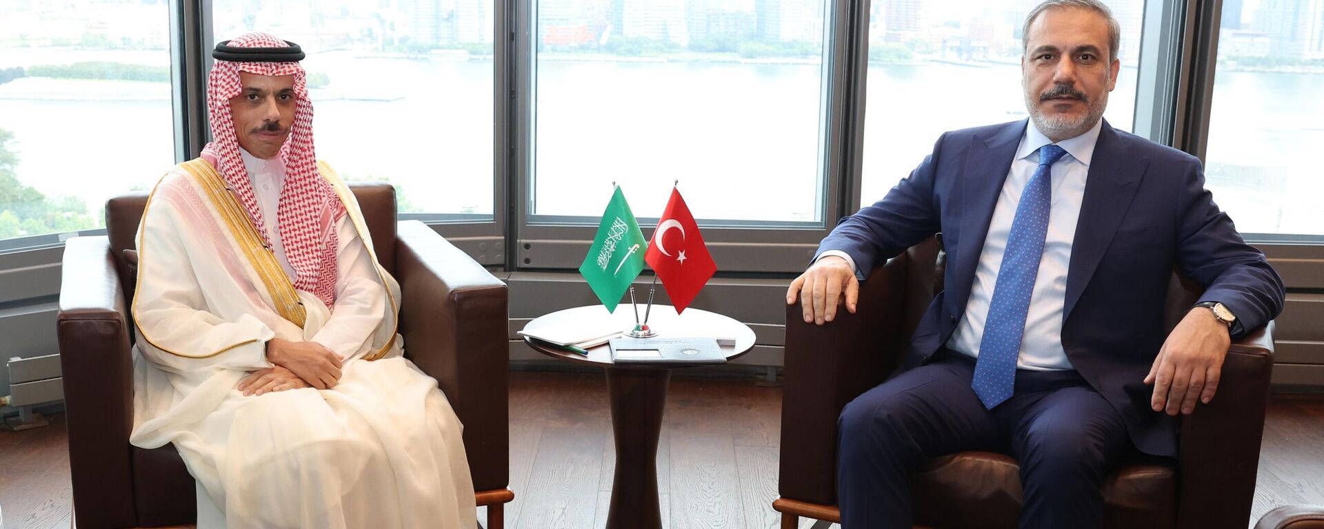  Dışişleri Bakanı Hakan Fidan, New York'ta, Suudi Arabistan Dışişleri Bakanı Faysal bin Ferhan ile Türkevi'nde bir araya geldi. - Sputnik Türkiye, 1920, 01.08.2025