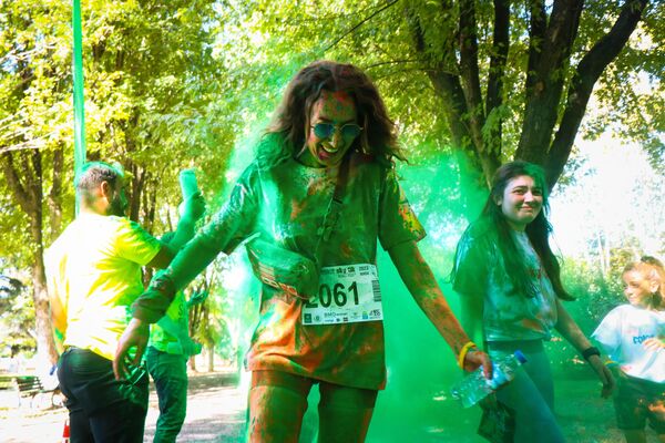 Bursa'da, renkli koşu festivali 'Color Sky 5K', yüzlerce sporseverin katılımıyla gerçekleşti. - Sputnik Türkiye