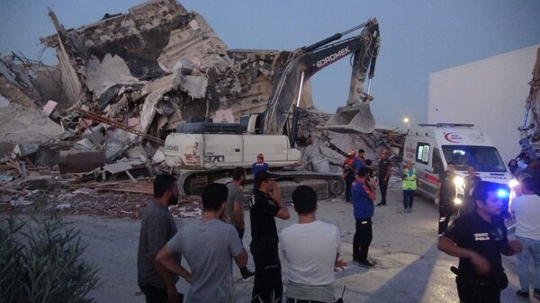 Hatay'da ağır hasarlı bina yıkım sırasında çöktü: İş makinesinin operatörü hayatını kaybetti - Sputnik Türkiye