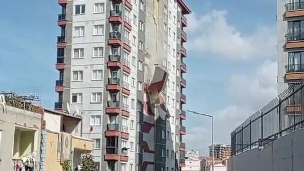 İstanbul'da 15 katlı binanın dış cephe kaplamaları çöktü - Sputnik Türkiye