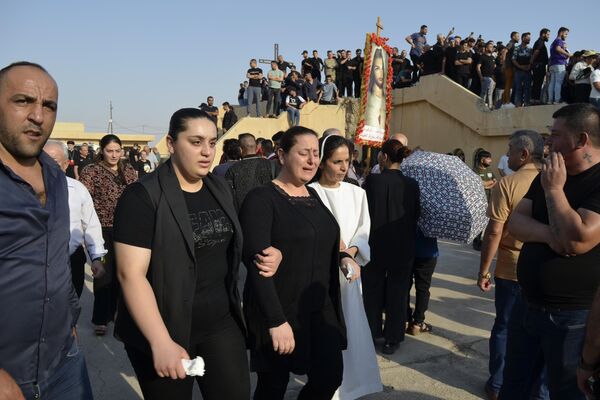 Yaklaşık 3 saat süren cenaze merasimine, çoğunluğu Hristiyanlardan oluşan Hamdaniye ve çevresinden binlerce kişi katıldı. - Sputnik Türkiye
