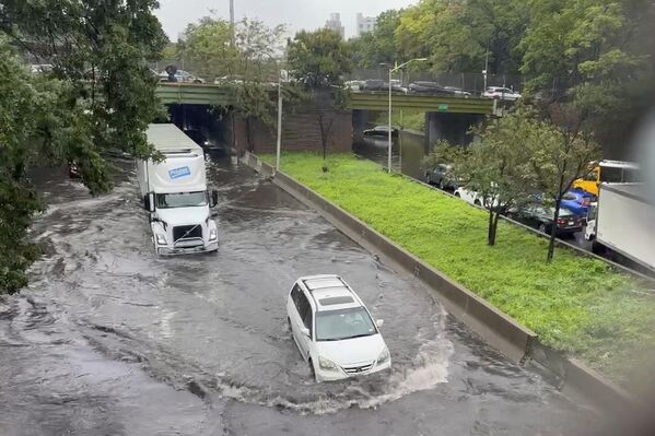 New York şehir bölgesi Acil Durum Yönetim Komiseri Zach Iscol yaptığı açıklamada, &quot;Seyahat etmeniz gerekiyorsa toplu taşımayı tercih edin. Su basmış yollara girmeyin. Bodrum katında yaşıyorsanız, daha yüksek bir yere taşınmaya hazır olun&quot; şeklinde uyarılarda bulundu. - Sputnik Türkiye