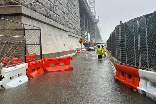 Brooklyn bölgesinde yaşanan su baskını nedeniyle 4 metro hattında seferler aksarken, New York Büyükşehir Ulaşım İdaresi (MTA) &quot;metro hizmetinin son derece sınırlı olduğunu, bazı istasyonlardaki seferlerin durdurulabileceğini&quot; duyurdu. - Sputnik Türkiye