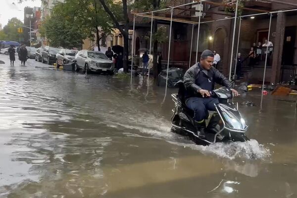 Hava tahmin raporlarına göre, cumartesi gününe kadar yağışlar sürecek. Yer yer 20 santimetreyi bulması beklenen şiddetli yağmur nedeniyle New York&#x27;un şehir bölgesindeki bazı kesimler için ani sel uyarısı yapıldı. - Sputnik Türkiye