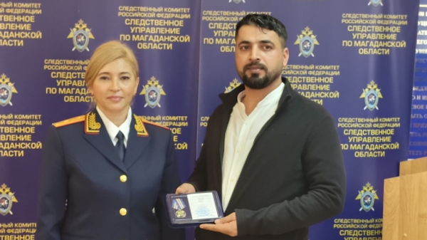 Temmuz ayında Rusya'nın kuzeydoğusundaki Magadan kentinde hamile bir kadını ölümün eşiğinden çekip alan Türk inşaat işçisi İmam Atalay ödüle layık görüldü. - Sputnik Türkiye