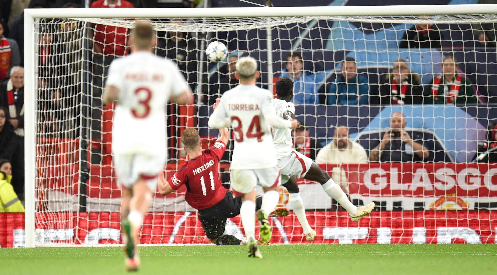 UEFA Şampiyonlar Ligi A Grubu ikinci maçında Galatasaray, deplasmanda İngiltere ekibi Manchester United’ı 3-2 mağlup etti.  - Sputnik Türkiye, 1920, 04.10.2023