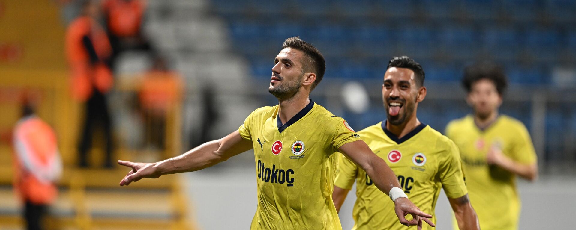 Trendyol Süper Lig'in 8. haftasında Kasımpaşa ile Fenerbahçe, Recep Tayyip Erdoğan Stadı'nda karşı karşıya geldi. Fenerbahçeli futbolcular Dusan Tadic'in (10) attığı golün ardından sevinç yaşadı. - Sputnik Türkiye, 1920, 04.11.2024