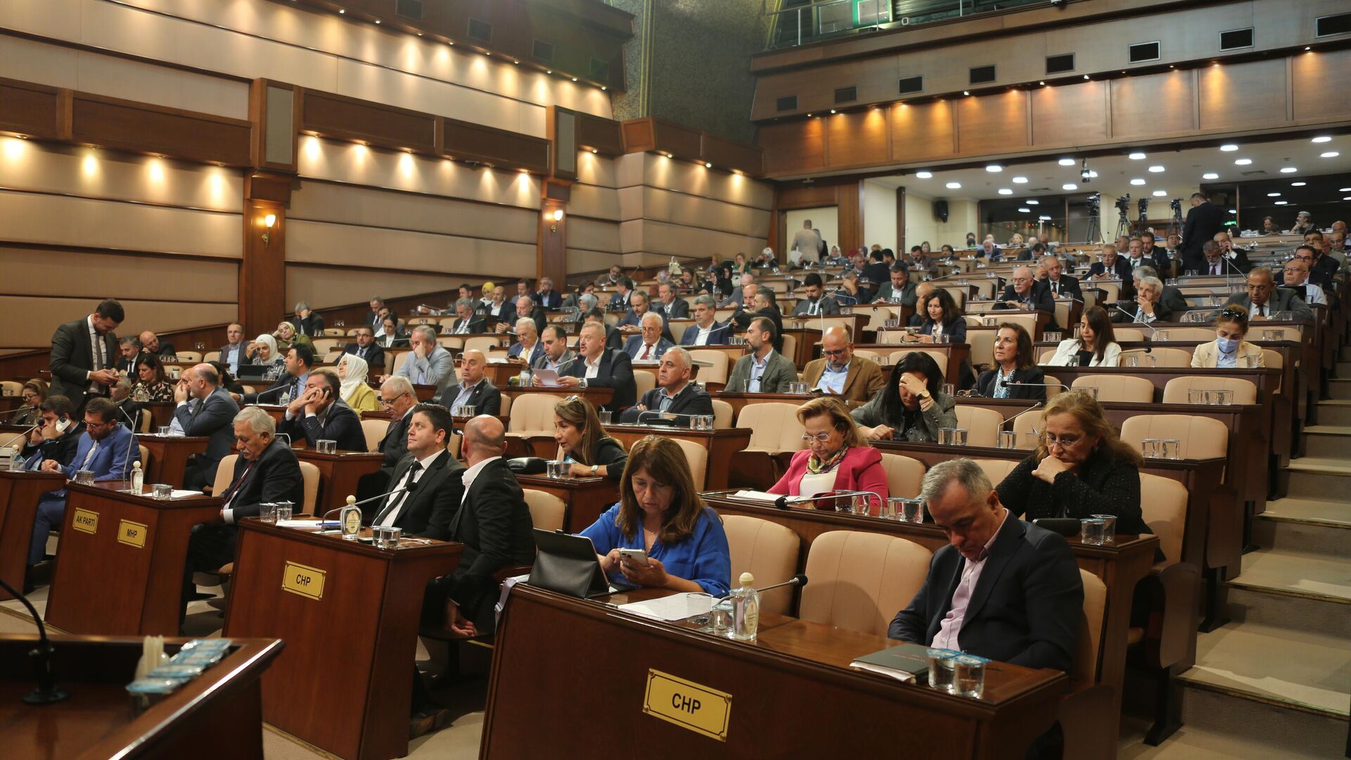 İstanbul Büyükşehir Belediye Meclisi Ekim ayı ikinci oturumu Meclis 1. Başkanvekili Zeynel Abidin Okul'un yönetiminde Saraçhane'deki belediye binasında gerçekleştirildi.  - Sputnik Türkiye, 1920, 10.10.2023