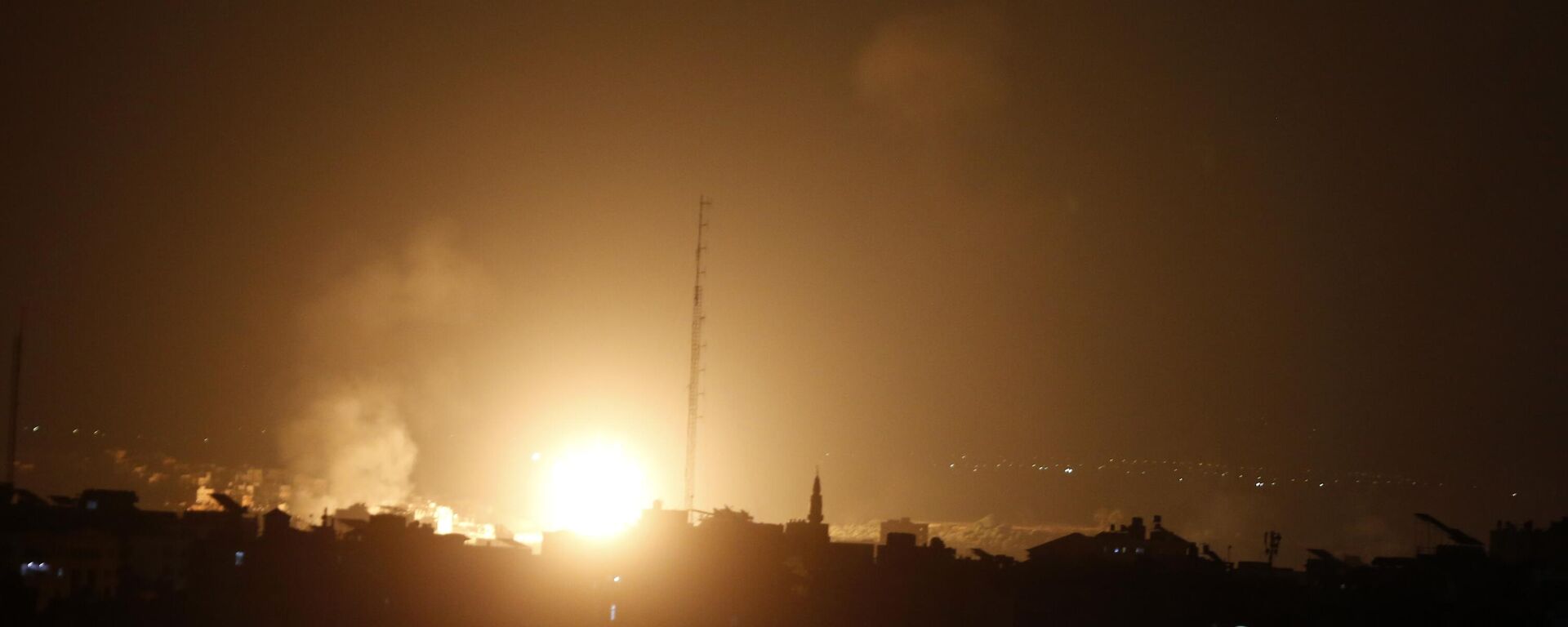 İsrail savaş uçakları, abluka altındaki Gazze Şeridi'ne yönelik hava saldırılarına dördüncü gününde de devam ediyor. Gazze kentinin doğusuna düzenlenen saldırı sonucu bölgeden alev ve dumanlar yükseldi. - Sputnik Türkiye, 1920, 10.10.2023