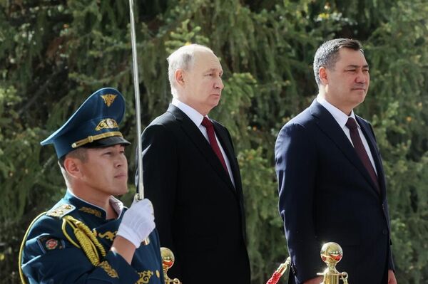 Rusya Devlet Başkanı Vladimir Putin Kırgızistan Sadır Caparov Bişkek - Sputnik Türkiye