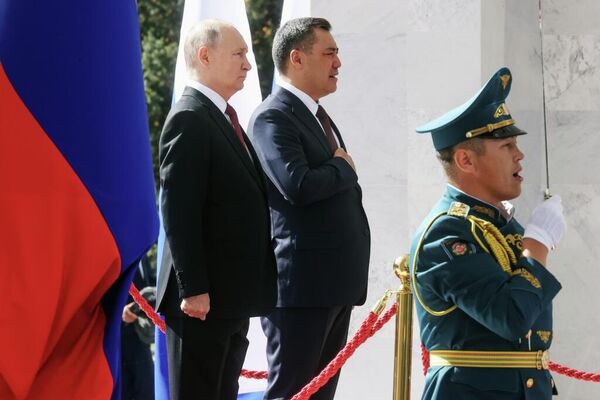 Rusya Devlet Başkanı Vladimir Putin, resmi ziyaret için gittiği Kırgızistan'ın başkenti Bişkek'te mevkidaşı Sadır Caparov'la  - Sputnik Türkiye