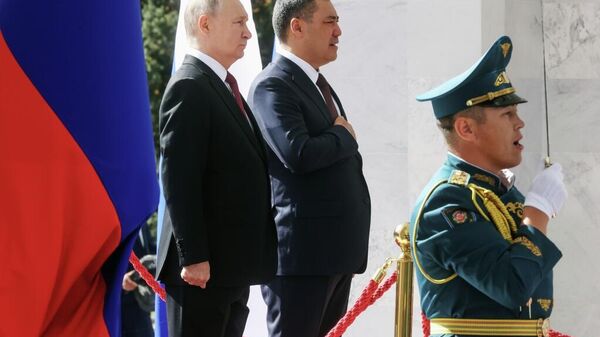 Rusya Devlet Başkanı Vladimir Putin, resmi ziyaret için gittiği Kırgızistan'ın başkenti Bişkek'te mevkidaşı Sadır Caparov'la  - Sputnik Türkiye