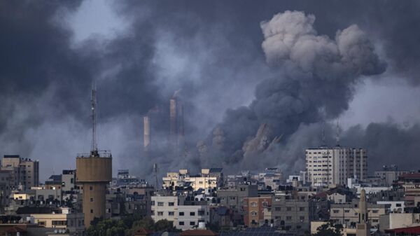 Smoke rises following an Israeli airstrike in Gaza City - Sputnik Türkiye