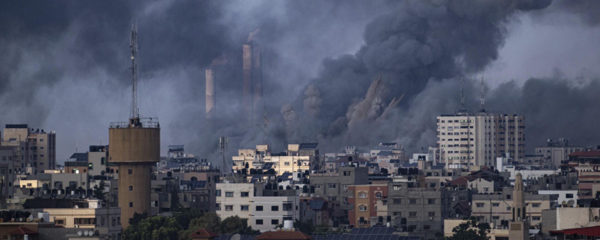 Smoke rises following an Israeli airstrike in Gaza City - Sputnik Türkiye, 1920, 14.10.2023
