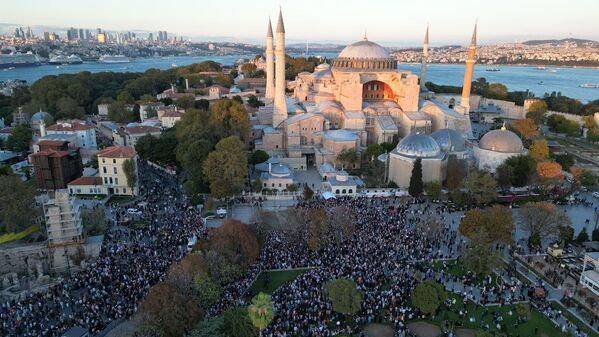 Sultanahmet'te son bulacak yürüyüş için katılımcılar Beyazıt'ta toplandı. Polis  ekipleri, yürüyüş güzergahında yoğun güvenlik önlemi aldı. - Sputnik Türkiye