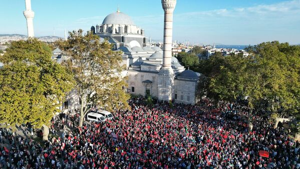 Eyleme katılanlar, Türkiye ve Filistin  bayraklarının yanı sıra Filistin'e destek için çok sayıda Türkçe,  İngilizce ve Arapça pankart taşıdı. - Sputnik Türkiye