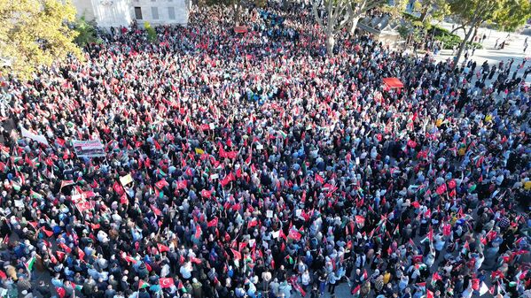 Meydanda toplanan gruplar, Filistin lehine çeşitli sloganlar attı. İsrail'in saldırılarına  tepki gösteren gruptakiler, ülkeyi sloganlarla protesto etti. - Sputnik Türkiye