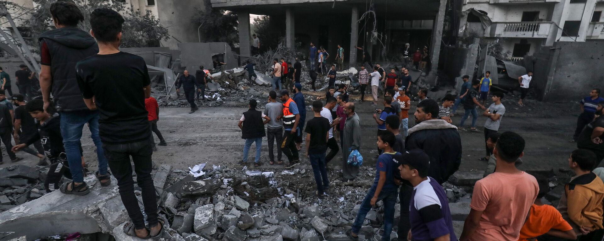 İsrail ordusu, abluka altındaki Gazze Şeridi'ne yönelik saldırılarına 9. gününde de devam etti. Refah kentine düzenlenen saldırılar sonucu çok sayıda ev yıkıldı veya ağır hasar gördü.
 - Sputnik Türkiye, 1920, 15.10.2023