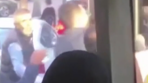Yol verme tartışmasında şoförü darp edip İETT otobüsüne saldırdılar - Sputnik Türkiye