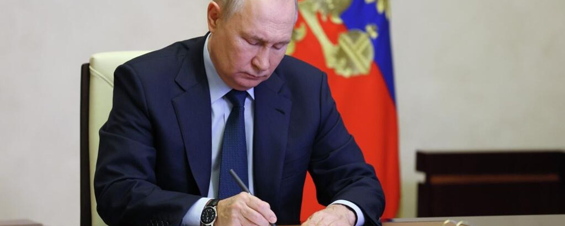 Rusya Devlet Başkanı Vladimir Putin imza anlaşma masa - Sputnik Türkiye, 1920, 23.05.2024