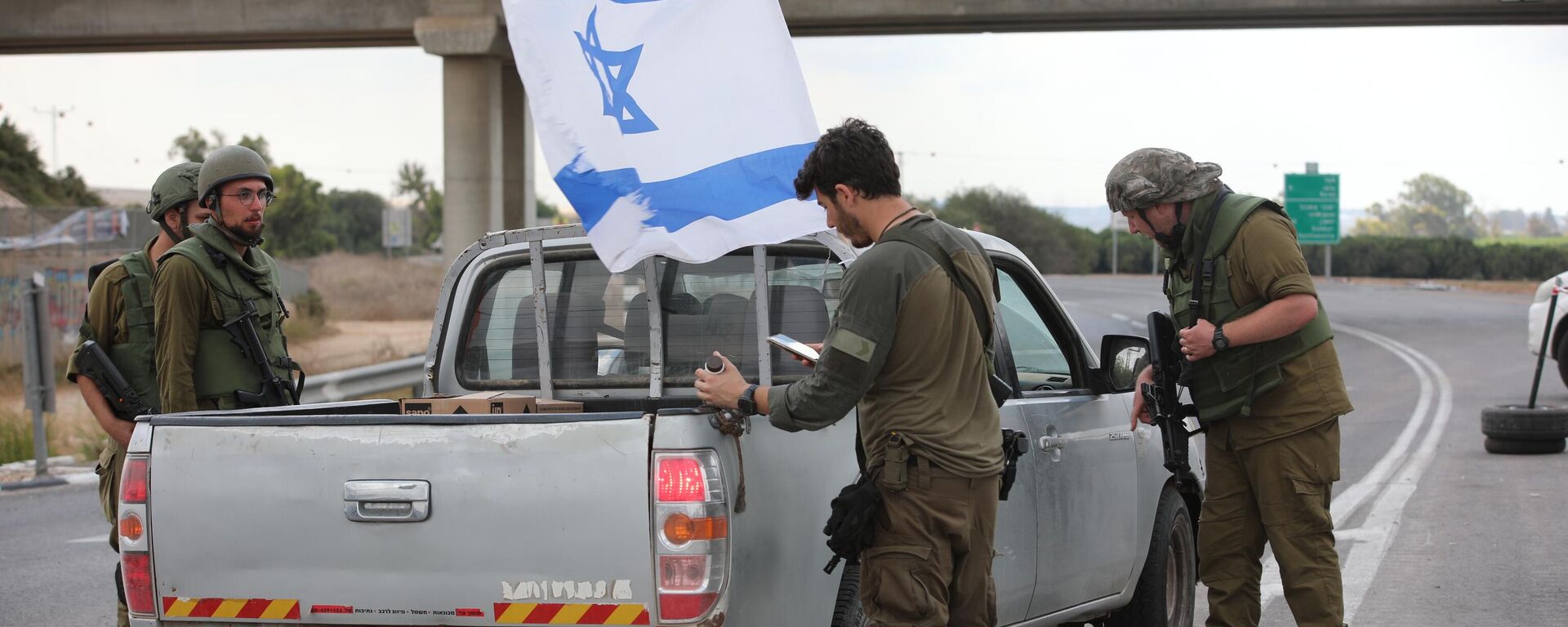 Abluka altındaki Gazze Şeridi’ne 10 gündür saldırılarına devam eden İsrail ordusu, Gazze sınırı yakınında yer alan Sderot kenti çevresindeki yollarda güvenlik önlemleri aldı.
 - Sputnik Türkiye, 1920, 20.10.2023