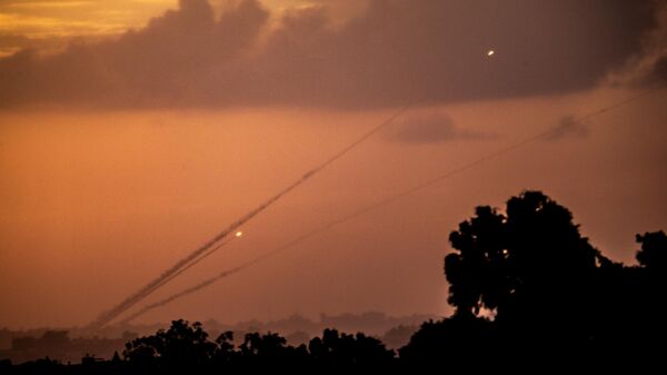 İsrail ordusunun Gazze'ye yönelik hava saldırılarını sürdürmesi üzerine Gazze'deki direniş grupları, roketlerle karşılık verdi. Fırlatılan roketler, gün batımı sırasında İsrail'in Sderot kentinden görüntülendi.
 - Sputnik Türkiye