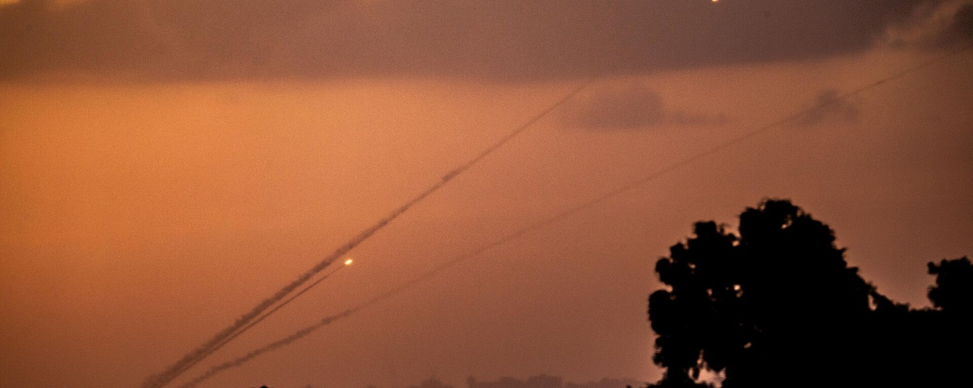 İsrail ordusunun Gazze'ye yönelik hava saldırılarını sürdürmesi üzerine Gazze'deki direniş grupları, roketlerle karşılık verdi. Fırlatılan roketler, gün batımı sırasında İsrail'in Sderot kentinden görüntülendi.
 - Sputnik Türkiye, 1920, 16.10.2023