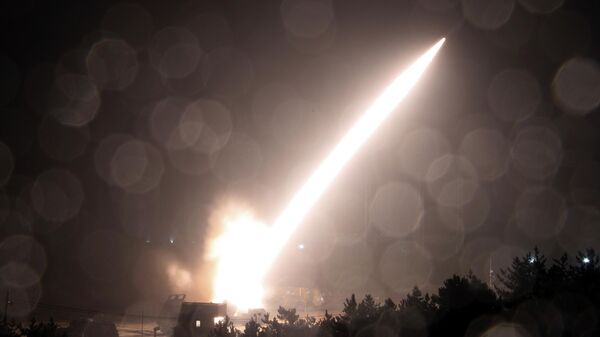 Военные учения США и Южной Кореи с использованием Армейского тактического ракетного комплекса - Sputnik Türkiye