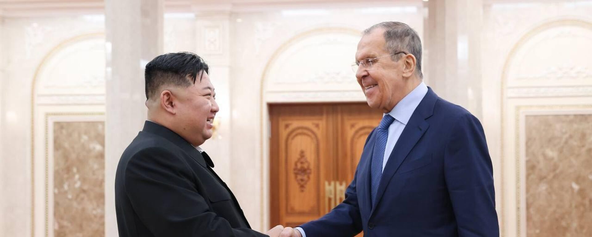 Rusya Dışişleri Bakanı Sergey Lavrov Kuzey Kore lideri Kim Jong-un - Sputnik Türkiye, 1920, 19.10.2023