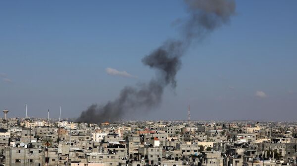 İsrail ordusu, abluka altındaki Gazze Şeridi'ne yönelik saldırılarına 14. gününde de devam etti. İsrail'in Gazze'nin Han Yunus kentine düzenlediği saldırılar sonucu bölgeden yoğun dumanlar yükseldi.
 - Sputnik Türkiye