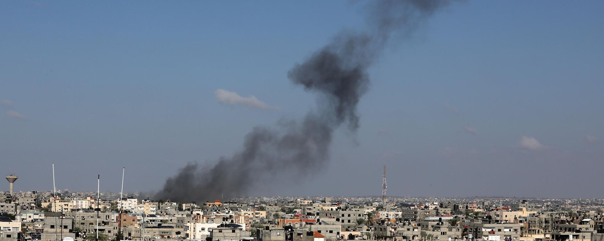 İsrail ordusu, abluka altındaki Gazze Şeridi'ne yönelik saldırılarına 14. gününde de devam etti. İsrail'in Gazze'nin Han Yunus kentine düzenlediği saldırılar sonucu bölgeden yoğun dumanlar yükseldi.
 - Sputnik Türkiye, 1920, 20.10.2023
